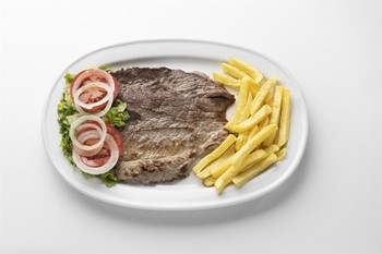 1. Filete de ternera, ensalada y patatas - Imagen 1