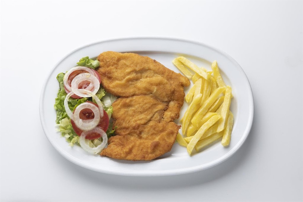 13. Milanesa de pollo con patatas y ensalada - Imagen 1