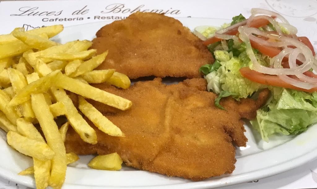 3. Milanesa ternera con ensalada y patatas - Imagen 1