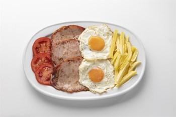 6. Lomo, hamburguesa, huevos, patatas y tomate - Imagen 1
