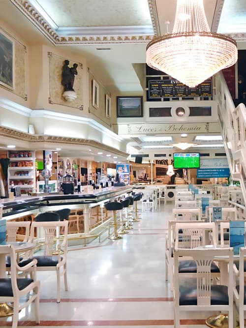 Terraza de la cafetería Luces de Bohemia en el centro de Vigo