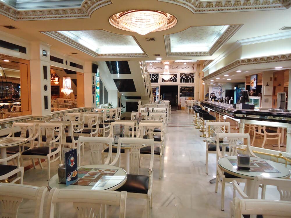 Salón elegante y barra de la cafetería restaurante Luces de Bohemia en Vigo