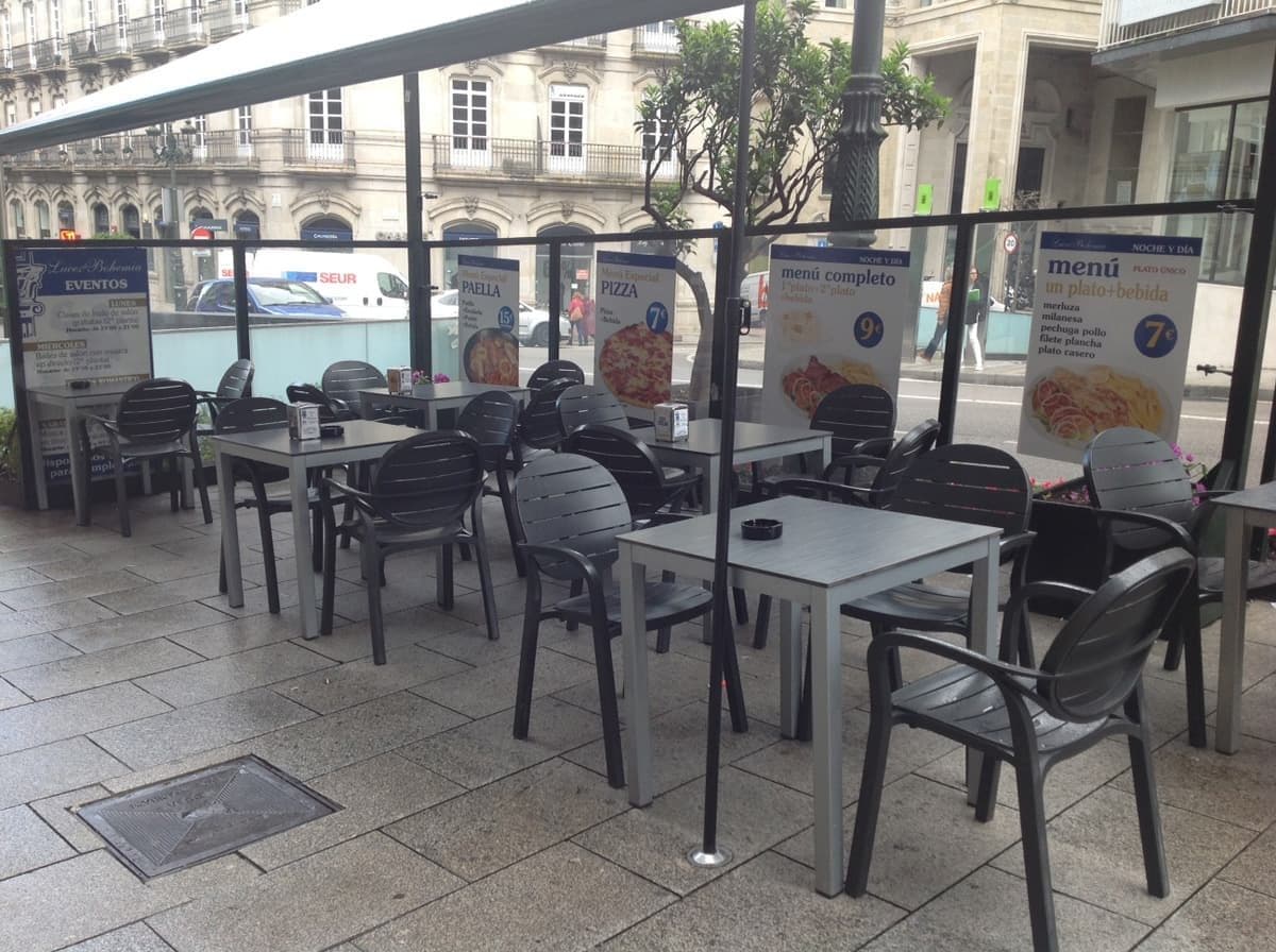Terraza con la oferta de menús de Luces de Bohemia en Vigo