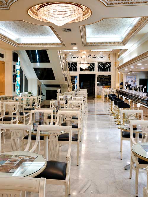 Interior del restaurante cafetería Luces de Bohemia en el centro de Vigo